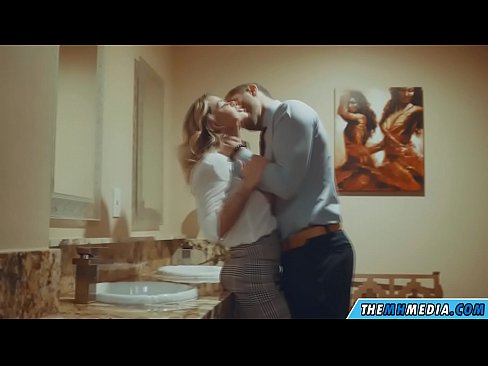 ❤️ Калі грудастая бландынка спакушае цябе ў грамадскім туалете ❤❌ Чербанне у нас ☑